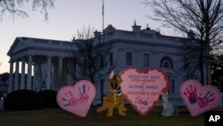 Las decoraciones del Día de San Valentín adornan el jardín de la Casa Blanca, el 14 de febrero de 2023, en Washington.