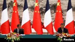 El presidente chino, Xi Jinping, y el presidente francés, Emmanuel Macron, asisten a una ceremonia de firma en el Gran Salón del Pueblo, en Beijing, China, el 6 de abril de 2023. REUTERS/Gonzalo fuentes