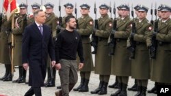 El presidente de Polonia, Andrzej Duda, a la izquierda, recibe al presidente de Ucrania, Volodymyr Zelenskyy, mientras se reúnen en el Palacio Presidencial en Varsovia, Polonia, el miércoles 5 de abril de 2023. (Foto AP/Czarek Sokolowski)