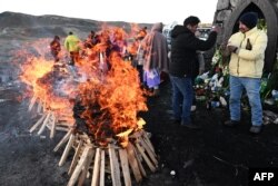 La Madre Tierra, adorada por comunidades indígenas como la Pachamama, es venerada este 1 de agosto de 2023 en los Andes de Bolivia, cerca la capital La Paz. [AFP]