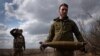 Soldados ucranianos cargan proyectiles para disparar contra posiciones rusas en la línea del frente, cerca de la ciudad de Bájmut, en la región ucraniana de Donetsk, el 25 de marzo de 2024. (Foto AP/Efrem Lukatsky)