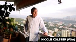 El candidato presidencia venezolano Edmundo González recibió a la VOA en su casa, en Caracas, antes de su primer mitin. Nicole KOLSTER