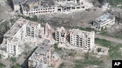 Esta foto tomada de un video de un dron proporcionado por la Policía de Patrulla de Ucrania muestra la devastación en Chasiv Yar, una ciudad del este de Ucrania que Rusia está atacando, el 29 de abril de 2024.