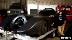 นักสะสมรถฟรองค์ กาลิเอ ถ่ายภาพคู่กับรถ Batmobile ที่ได้มาจากสวนสนุก Six Flags ในแคลิฟอร์เนีย หนึ่งในรถที่พิพิธภัณฑ์ Pop Central museum ในฝรั่งเศส ที่รวบรวมรถยนต์จริงและรถที่ทำขึ้นมาสำหรับภาพยนตร์และรายการโทรทัศน์ทั่วโลก 17 กันยายน 2023 