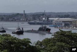 El submarino ruso de propulsión nuclear Kazan sale del puerto de La Habana, Cuba, el lunes 17 de junio de 2024. [Foto AP/Ariel Ley].