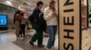 美国纽约时报广场Forever 21店内销售的中国便宜服装品牌Shein。（2023年11月10日）