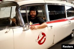 นักสะสมรถฟรองค์ กาลิเอ ถ่ายภาพคู่กับรถจำลองจากภาพยนตร์เรื่อง Ghostbusters หนึ่งในรถที่พิพิธภัณฑ์ Pop Central museum ในฝรั่งเศส ที่รวบรวมรถยนต์จริงและรถที่ทำขึ้นมาสำหรับภาพยนตร์และรายการโทรทัศน์ทั่วโลก 17 กันยายน 2023