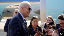 El presidente Joe Biden habla con miembros de los medios de comunicación antes de abordar el Air Force One en la Base de la Fuerza Aérea Andrews, Maryland, para un viaje a Filadelfia, el sábado 17 de junio de 2023.