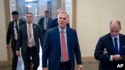 El presidente de la Cámara de Representantes, el republicano Kevin McCarthy, arriba al Capitolio en Washington el martes 12 de setiembre de 2023. 