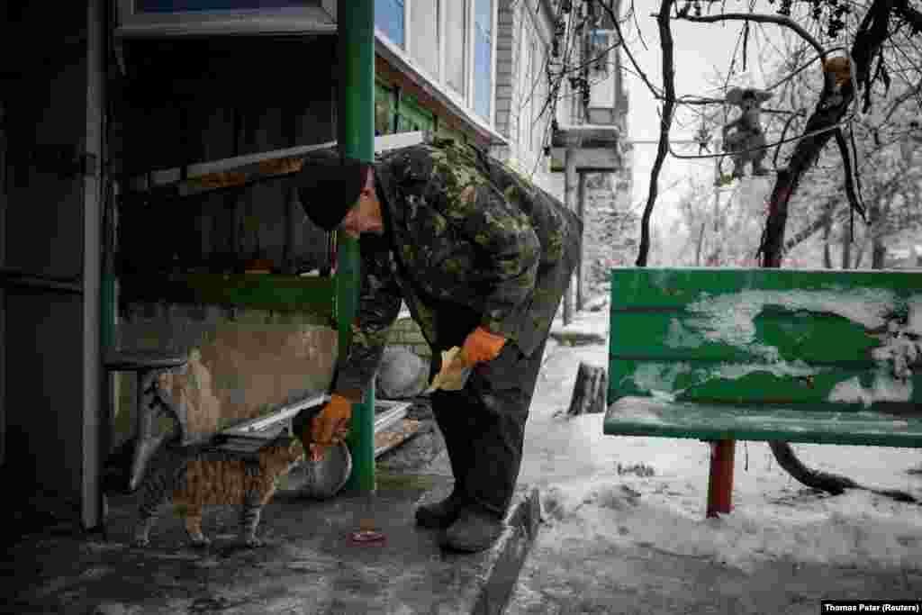 “Estoy aquí desde 1945 y sigo aquí hoy”, dijo Volodymyr Tkachenko, de 78 años, mientras alimentaba a un gato callejero. Muchos de los que permanecen en Lyman dicen que no desean abandonar el lugar donde algunos de ellos han vivido toda su vida. Algunos también dijeron que los alquileres en otras partes de Ucrania eran demasiado caros y por eso regresaron.