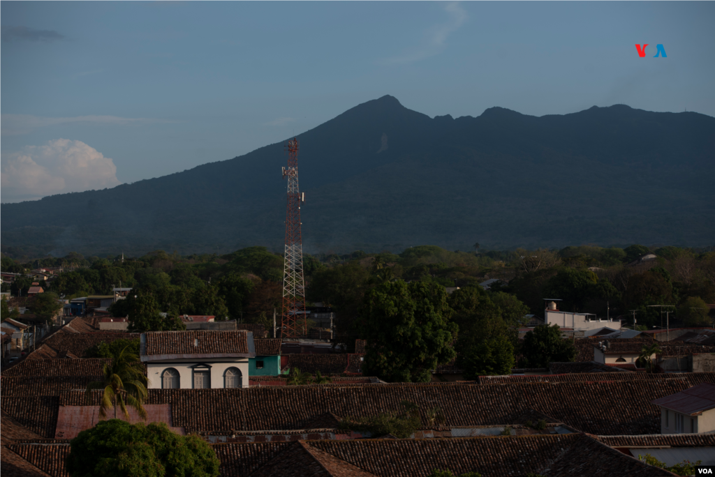 La ciudad de Granada está a las faldas del volcán Mombacho, cuya altura es de 1.345 metros sobre el nivel del mar. Se cree que el volcán originó las isletas de Granada, que son islotes del Lago de Granada.
