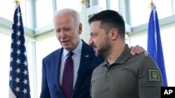 El presidente de EEUU, Joe Biden, camina con su homólogo ucraniano, Volodymyr Zelenskyy, antes de una sesión de trabajo durante la cumbre del G7 en Hiroshima, Japón, el 21 de mayo de 2023.