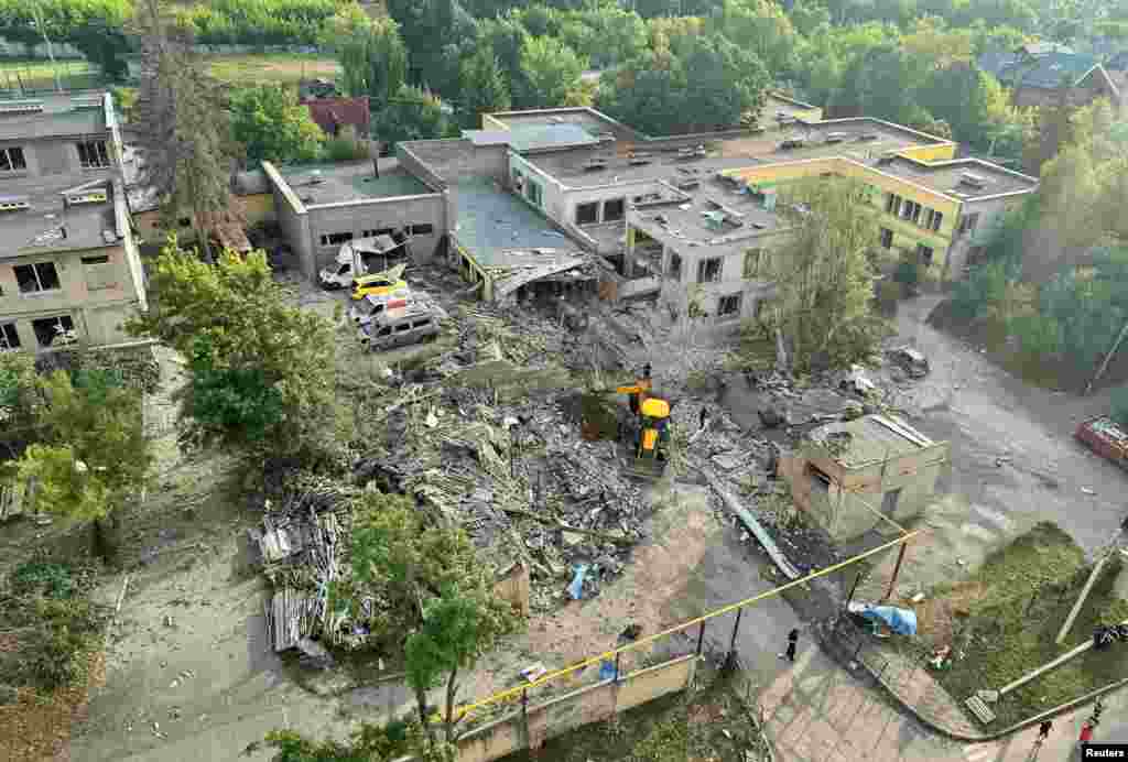 Una vista aérea de una institución educativa y edificios de apartamentos cercanos en Járkov, Ucrania. (Foto/Reuters)