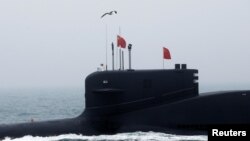 资料照：一艘中国海军潜艇在青岛港外参加庆祝解放军建军70周年的检阅活动。（2019年4月23日）