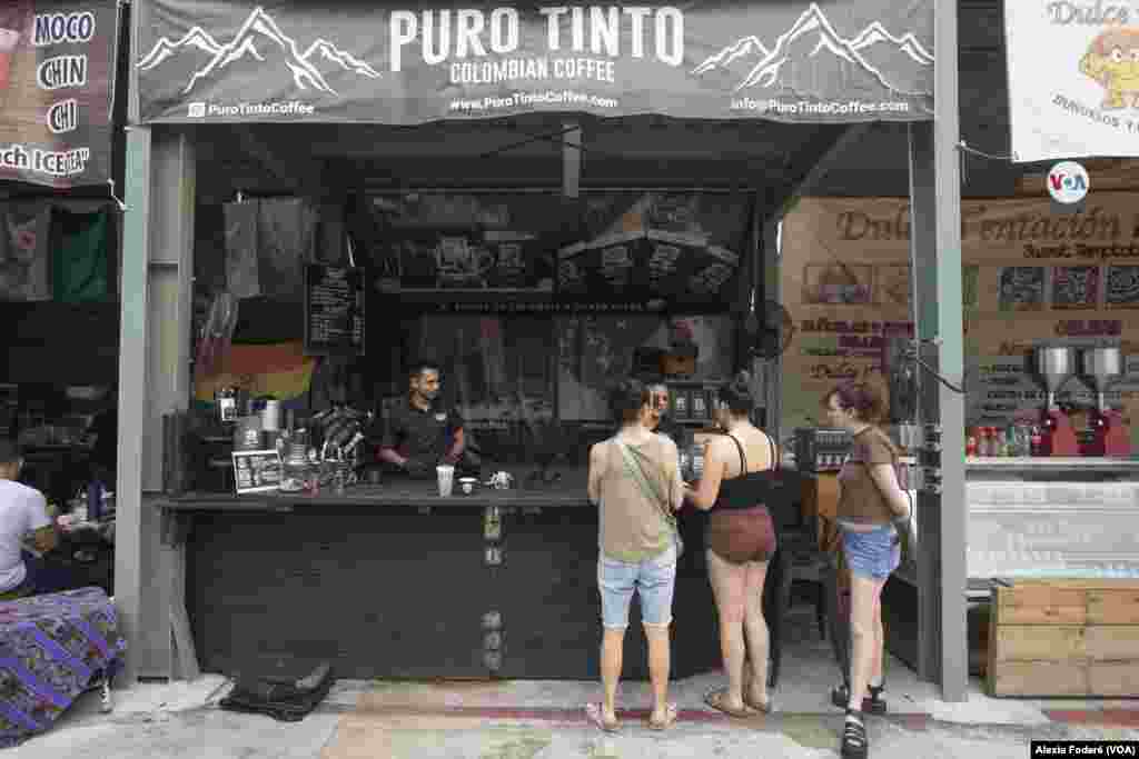 Café colombiano en &quot;Puro tinto&quot;, un sitio que se ha hecho un sitio en el&nbsp;Yellow Green Farmers Market en Hollywood, Florida. Foto del 10 de junio de 2023.