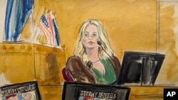 La actriz porno Stormy Daniels testifica en el juicio a Donald Trump en el tribunal penal de Manhattan, Nueva York, el 9 de mayo de 2024.
