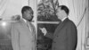 Des historiens assurent que "plusieurs dizaines de milliers de Camerounais" ont été tués dans une véritable "guerre", menée d'abord par l'armée française puis conjointement avec les troupes du premier président camerounais, Ahmadou Ahidjo (à g.).