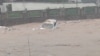 2024年4月23日，中国广东遭灾严重的江湾镇的一辆汽车被冲入洪水中。（照片为社媒视频截图）