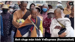 Hình ảnh người được cho là 'Sư Thích Minh Tuệ' trên mạng xã hội. Ông thu hút rất đông người đi theo ở mỗi địa phương ông đi qua. (Ảnh chụp màn hình VnExpress)