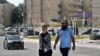 Un anciano camina junto a un mural pintado en lo que fue la estación de policía de Sderot totalmente destruida durante el ataque de Hamás.