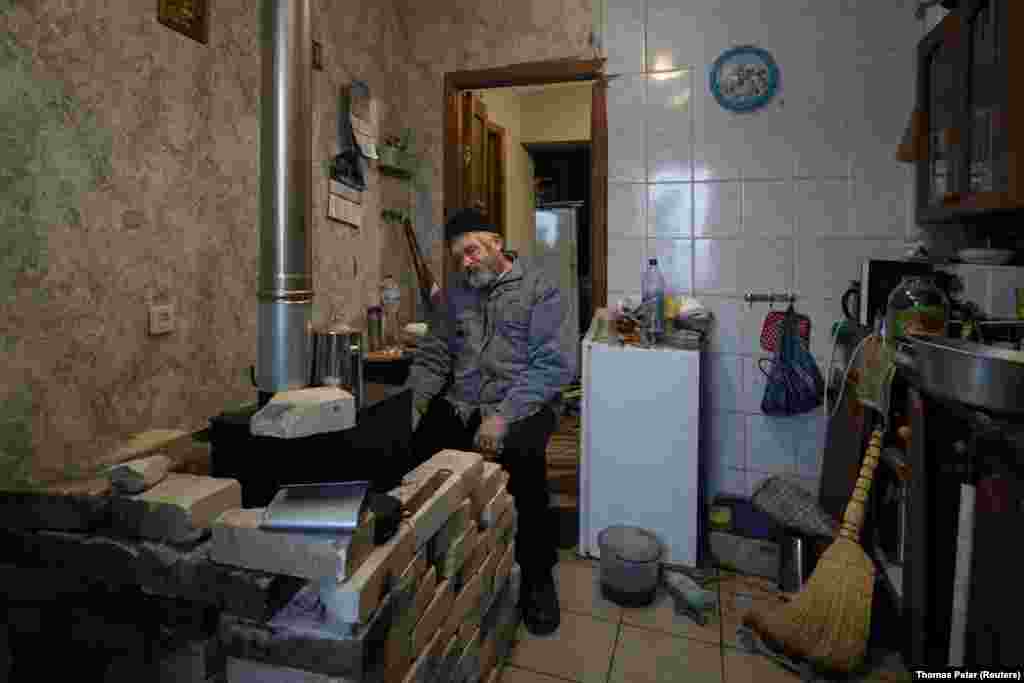 "No hay gas, la electricidad va y viene", dijo HennadiyBatsak, sentado en su cocina cerca de la pequeña estufa de leña que ahora es su única fuente de calefacción. Los residentes instalaron las estufas para ayudarse a sobrevivir el duro invierno.
