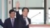 El vicepresidente de Taiwán, William Lai, saluda a los medios cuando parte hacia Paraguay en Taoyuan, Taiwán, el 12 de agosto de 2023.