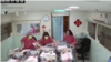 台湾台北玺悦产后护理之家的护士们在4月3日花莲强震发生时把婴儿床集中在一起，她们用身体挡住不停摇晃的婴儿床以守护婴儿安全。（照片来自台北玺悦产后护理之家的视频截图）