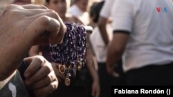 Los comerciantes también aprovecharon la procesión para ofrecer prendas y accesorios del Nazareno.