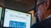 Clint Watts, presidente de Miburo, una firma de investigación que rastrea las operaciones de desinformación en el extranjero, trabaja en su escritorio en la sede de la empresa, el 15 de marzo de 2022, en Nueva York, EEUU.