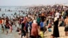 Familias palestinas desplazada por la guerra en curso con Israel buscan alivio del calor a lo largo del mar Mediterráneo en la playa de Khan Younis, Franja de Gaza, el 20 de mayo de 2024.