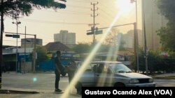 Un joven venezolano espera para abordar un carro del transporte público en la avenida Bella Vista de Maracaibo, ciudad donde la sensación térmica supera los 40 grados centígrados desde la semana pasada.
