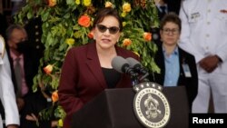 La presidenta de Honduras, Xiomara Castro, se dirige a la multitud en una ceremonia militar por el 197 aniversario de las Fuerzas Armadas, luego de movilizar a miles de policías a áreas controladas por grupos criminales, en Tegucigalpa, Honduras, el 9 de diciembre de 2022.
