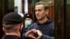 ARCHIVO: El opositor ruso Alexei Navalny hace un gesto con las manos durante una audiencia en una corte e Moscú el 3 de febrero de 2021.