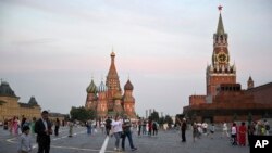 La gente pasea por la Plaza Roja en Moscú, Rusia, el martes 1 de agosto de 2023.