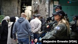 Más de 30.000 policías fueron desplegados en Jerusalén durante el primer viernes del Ramadán, entre el 10 de marzo y el 9 de abril de 2024. La mayoría se apostó en la Ciudad Vieja, donde está la explanada de las Mezquitas, tercer lugar más sagrado del mundo para los musulmanes. 