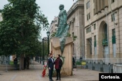 El presidente Gabriel Boric, rinde tributo a Salvador Allende, el 10 de septiembre de 2023, previo al aniversario 50 del golpe militar.
