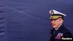 台湾海军司令唐华在台湾宜兰的一处港口参加六艘台湾制造的沱江级巡逻舰的交船仪式。(2024年3月26日)