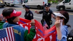 La gente se reúne frente al Tribunal Penal de Manhattan para ver pasar la caravana del expresidente Donald Trump después del veredicto de culpabilidad anunciado en su contra, el 30 de mayo de 2024, en Nueva York.