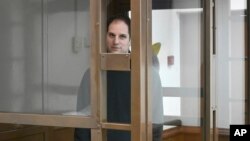 El reportero del Wall Street Journal, Evan Gershkovich, visto tras los cristales en una sala del tribunal de la ciudad de Moscú, Rusia, el jueves 14 de diciembre de 2023.