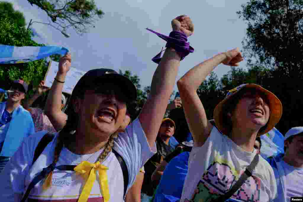 &quot;Venimos a defender la democracia&quot;, agregó Pacheco, en las afueras de la sede del Ministerio Público en Ciudad de&nbsp;Guatemala, donde otros grupos acampan desde el lunes, con banderas de&nbsp;Guatemala&nbsp;y carteles de &quot;fuera golpistas&quot; y &quot;que se larguen los corruptos&quot;.