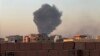En esta fotografía proporcionada por Maheen S., humo se eleva en el cielo de Jartum, Sudán, cerca del Hospital Internacional Doha, el 21 de abril de 2023.