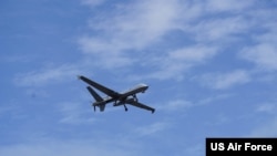 Un dron MQ-9 Reaper de la Fuerza Aérea de EEUU asignado al Ala 49 sobrevuela la Estación Aérea del Cuerpo de Marines Kaneohe Bay, Hawái, durante el Rim of the Pacific (RIMPAC) de 2022.