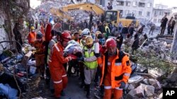 ARCHIVO - A once días del terremoto en Turquía y Siria los cuerpos de socorro aún trabajan entre los escombros para rescatar a posibles sobrevivientes entre las ruinas. La cuenta de fallecidos entre los escombros sigue en aumento.