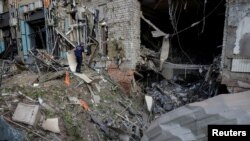 Un fiscal de crímenes de guerra trabaja en el lugar de un ataque aéreo ruso en Kharkiv, Ucrania, el 25 de mayo de 2024.