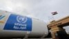 แฟ้มภาพ - รถบรรทุกที่มีเครื่องหมาย UNRWA กำลังเดินทางข้ามแดนจากอียิปต์เข้าไปยังกาซ่า เมื่อ 27 พ.ย. 2566 (Reuters)