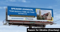 Razom, de Ucrania, colocó seis carteles de este tipo en Louisiana, incluido uno frente a la Iglesia del presidente de la Cámara de Representantes de EEUU, Mike Johnson, en Shreveport.