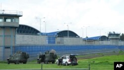 Policías y soldados custodian los perímetros de la prisión de Latacunga, oficialmente conocida como Centro de Rehabilitación Social Regional Sierra, Centro Norte, en Cotopaxi, Ecuador, el miércoles 10 de enero de 2024. 