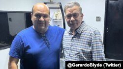 El periodista Roland Carreño (izquierda8) junto a Gerardo Blyde, coordinador de la delegación negociadora de la oposición de Venezuela.