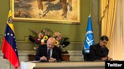 El fiscal de la CPI, Karim Khan y el presidente Nicolás Maduro firman un memorando de entendimiento para establecer una oficina en Caracas, el viernes 9 de junio de 2023.