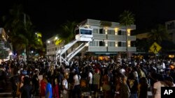 Los funcionarios de Miami Beach impusieron un toque de queda a partir del domingo 19 de marzo por la noche, después de dos tiroteos fatales y multitudes caóticas y ruidosas que la policía ha tenido. dificultad para controlar. (D.A. Varela/Miami Herald vía AP)